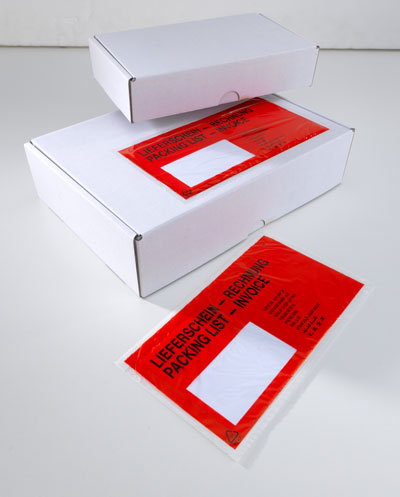 Begleitpapiertaschen rot auf weißen Kartons