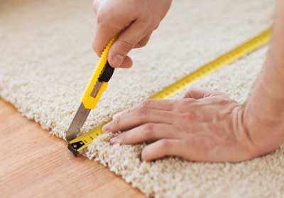 Teppich schneiden mit Sicherheits-Cuttermesser